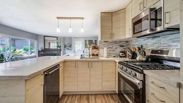 Fridge, oven, stovetop, coffee/tea maker