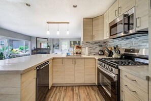 Refrigerador, horno, parrilla de estufa y cafetera y tetera 