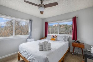1 bedroom, desk, iron/ironing board, travel cot - Garden of the Gods Retreat - Upper Unit (Colorado Springs)