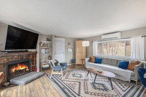 Televisión y chimenea 