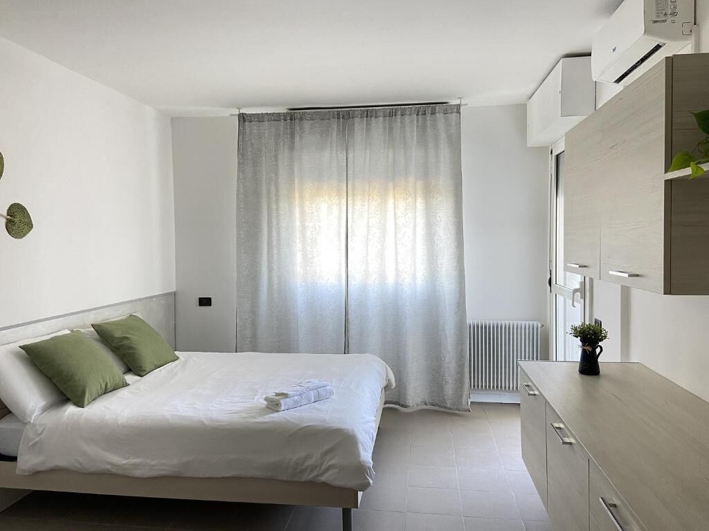1 habitación, tabla de planchar con plancha y ropa de cama 