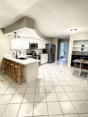 Fridge, microwave, oven, stovetop - Lovely LakeFront 3 bed 2 Bath Lake house w/ Games Kayaks Pool in New Port Richey (New Port Richey)