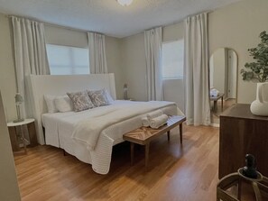 3 habitaciones, escritorio y tabla de planchar con plancha 