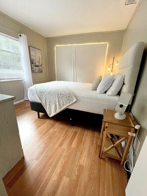 3 bedrooms, desk, iron/ironing board, travel crib - Lovely LakeFront 3 bed 2 Bath Lake house w/ Games Kayaks Pool in New Port Richey (New Port Richey)