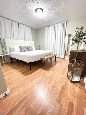 3 bedrooms, desk, iron/ironing board, travel crib - Lovely LakeFront 3 bed 2 Bath Lake house w/ Games Kayaks Pool in New Port Richey (New Port Richey)