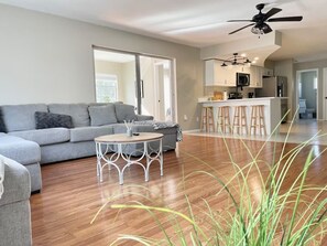 Smart TV, fireplace, video games, table tennis - Lovely LakeFront 3 bed 2 Bath Lake house w/ Games Kayaks Pool in New Port Richey (New Port Richey)