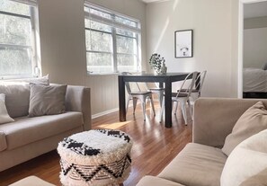 Smart TV, chimenea, videojuegos y tenis de mesa 