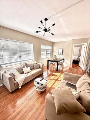 Smart TV, fireplace, video games, table tennis - Lovely LakeFront 3 bed 2 Bath Lake house w/ Games Kayaks Pool in New Port Richey (New Port Richey)