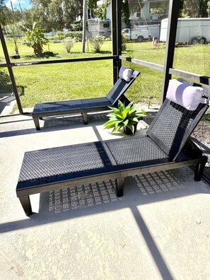 Property grounds - Lovely LakeFront 3 bed 2 Bath Lake house w/ Games Kayaks Pool in New Port Richey (New Port Richey)