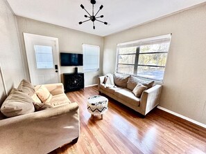 Smart TV, fireplace, video games, table tennis - Lovely LakeFront 3 bed 2 Bath Lake house w/ Games Kayaks Pool in New Port Richey (New Port Richey)