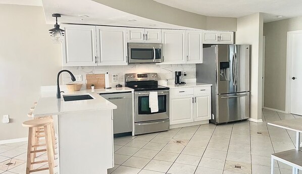 Fridge, microwave, oven, stovetop - Lovely LakeFront 3 bed 2 Bath Lake house w/ Games Kayaks Pool in New Port Richey (New Port Richey)