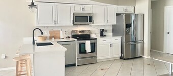 Lovely LakeFront 3 bed 2 Bath Lake house w/ Games Kayaks Pool in New Port Richey