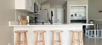 Lovely LakeFront 3 bed 2 Bath Lake house w/ Games Kayaks Pool in New Port Richey