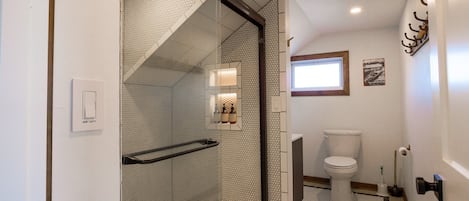 Douche, sèche-cheveux, serviettes fournies