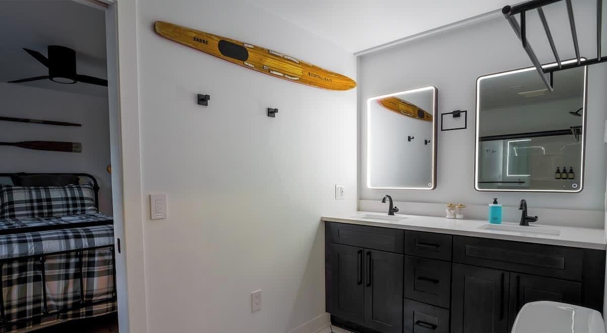 Een douche, een haardroger, shampoo