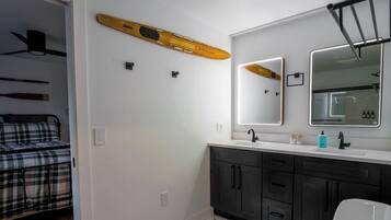 Een douche, een haardroger, shampoo