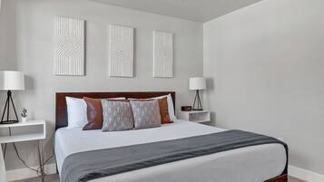 3 habitaciones, escritorio y tabla de planchar con plancha