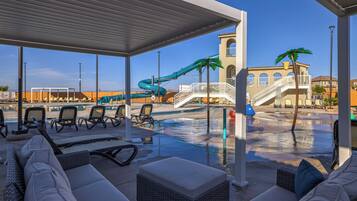 Una piscina al aire libre, una piscina climatizada