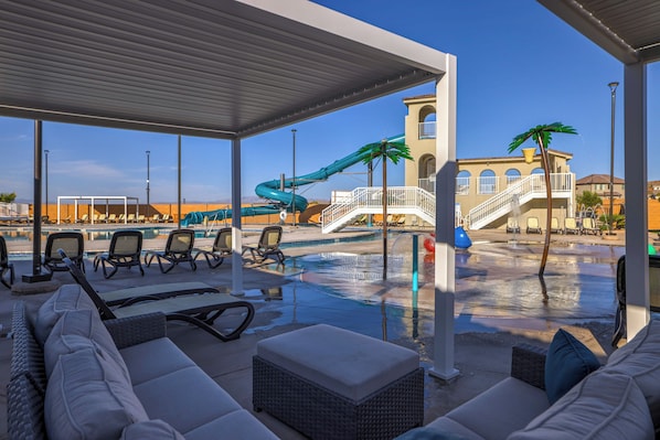 Una piscina al aire libre, una piscina climatizada