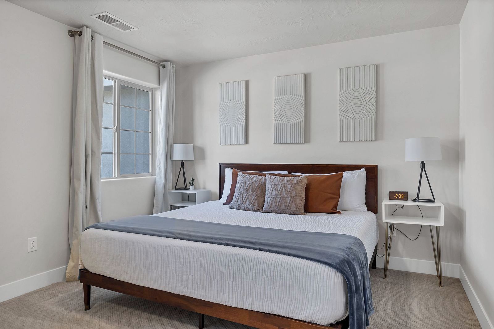 3 dormitorios, escritorio, tabla de planchar con plancha y cuna de viaje