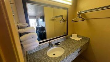 Een bad, een haardroger, handdoeken, zeep