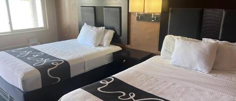 더블룸, 퀸사이즈침대 2개, 금연 | 책상, 노트북 작업 공간, 다리미/다리미판, 무료 WiFi