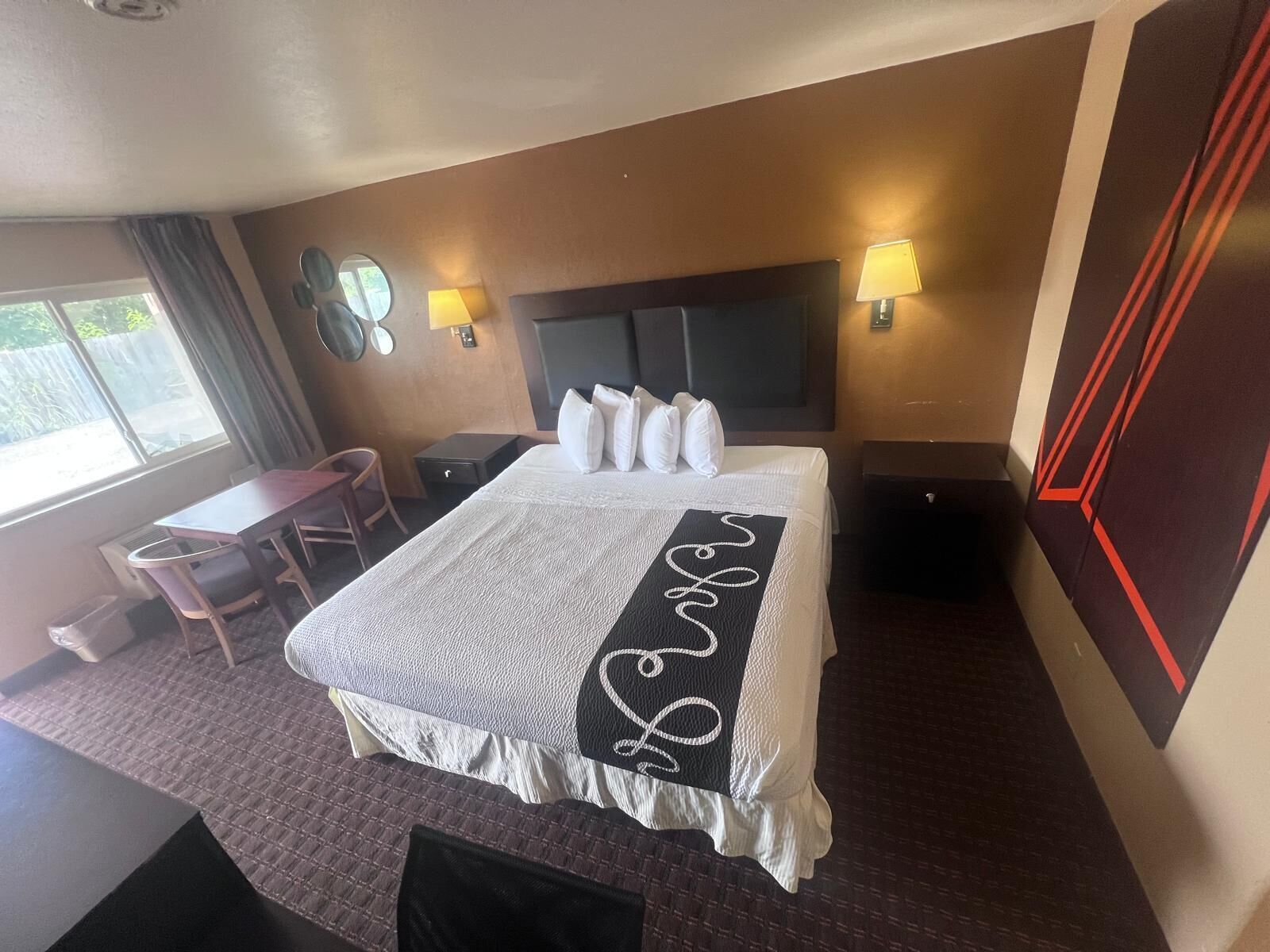 Single Room, 1 King Bed, Non Smoking | Desk, laptop workspace, iron/ironing board, free WiFi