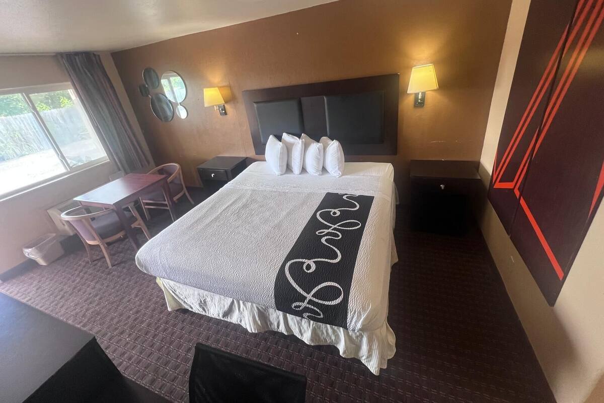 Single Room, 1 King Bed, Non Smoking | Desk, laptop workspace, iron/ironing board, free WiFi
