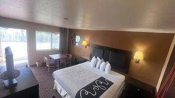 Eenpersoonskamer, 1 kingsize bed, niet-roken | Een bureau, een laptopwerkplek, een strijkplank/strijkijzer, gratis wifi