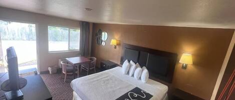 Single Room, 1 King Bed, Non Smoking | Desk, laptop workspace, iron/ironing board, free WiFi