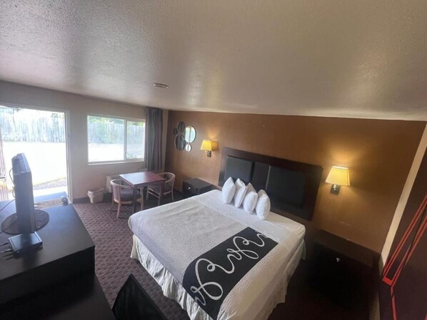 Single Room, 1 King Bed, Non Smoking | Desk, laptop workspace, iron/ironing board, free WiFi