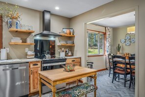 ثلاجة، ميكروويف، فرن، موقد طهي مسطح