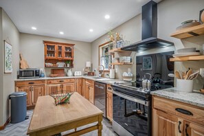 冰箱、微波炉、烤箱、炉灶