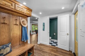 Interior - Daffodil Hill • Walk to Downtown & Brow Park (Mentone)