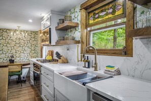 Fridge, microwave, oven, stovetop - Daffodil Hill • Walk to Downtown & Brow Park (Mentone)