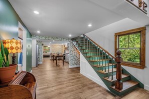 Interior - Daffodil Hill • Walk to Downtown & Brow Park (Mentone)