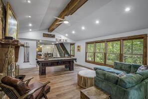 TV, fireplace - Daffodil Hill • Walk to Downtown & Brow Park (Mentone)