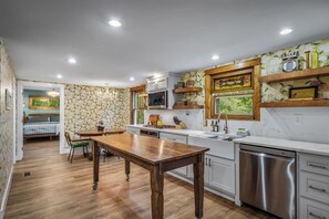 Fridge, microwave, oven, stovetop - Daffodil Hill • Walk to Downtown & Brow Park (Mentone)