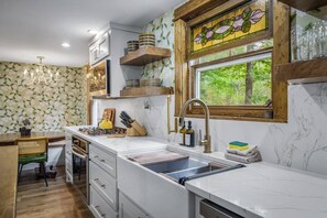 冰箱、微波炉、烤箱、炉灶