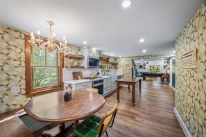 Fridge, microwave, oven, stovetop - Daffodil Hill • Walk to Downtown & Brow Park (Mentone)
