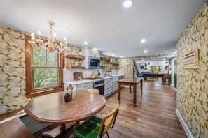 冰箱、微波炉、烤箱、炉灶