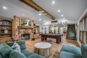 TV, fireplace - Daffodil Hill • Walk to Downtown & Brow Park (Mentone)