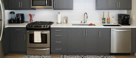 Een magnetron, een oven, een kookplaat, een vaatwasser