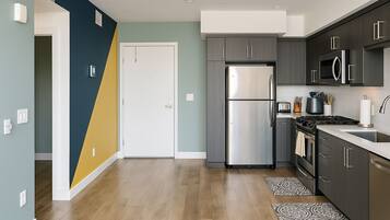 Microondas, horno, parrilla de estufa y lavavajillas