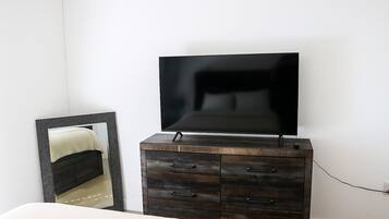 Tabla de planchar con plancha, wifi y ropa de cama