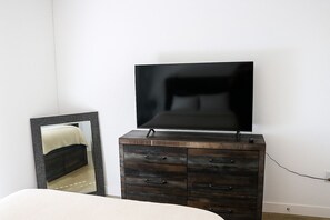 Tabla de planchar con plancha, wifi y ropa de cama