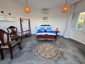 Suite estándar, vistas a la montaña | Ropa de cama de alta calidad, caja fuerte, cortinas opacas y wifi gratis