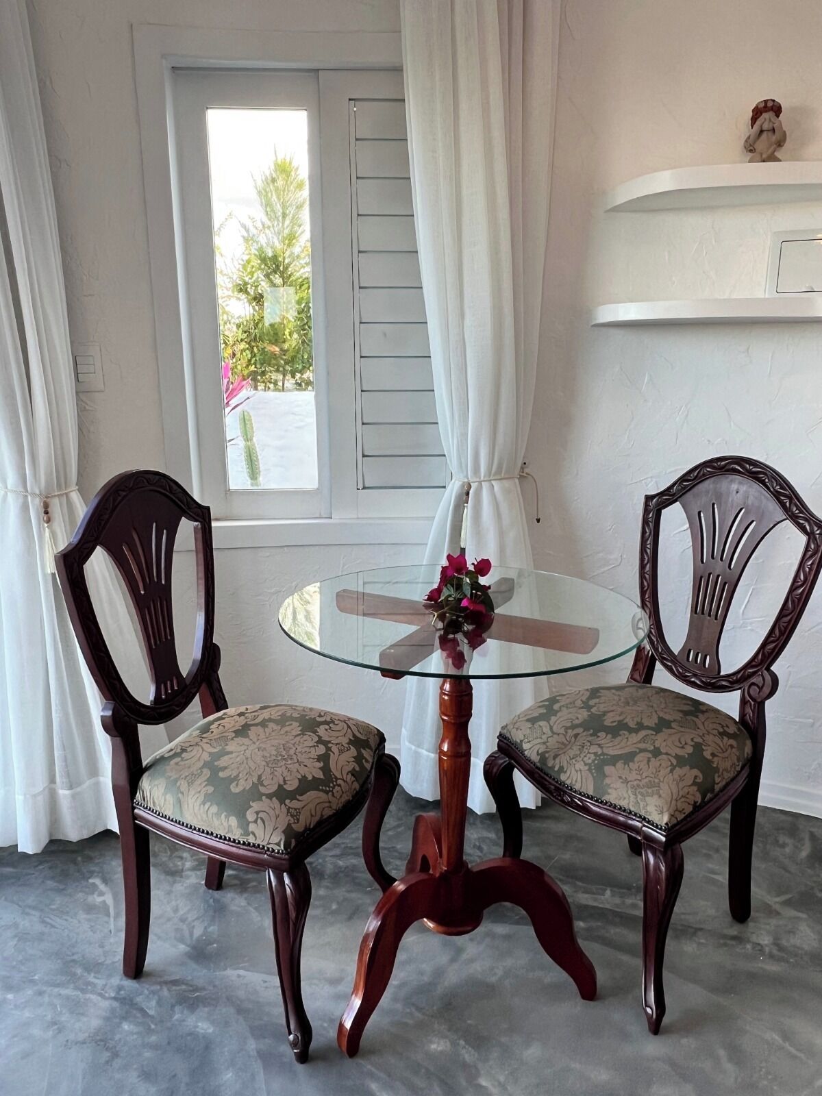 Suite estándar, vistas a la montaña | Servicio de comidas en la habitación