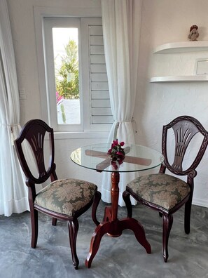 Standard Suite, Mountain View | In-room dining