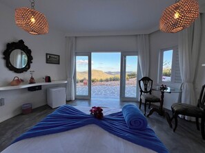 Standard Suite, Mountain View | In-room safe, blackout drapes, free WiFi